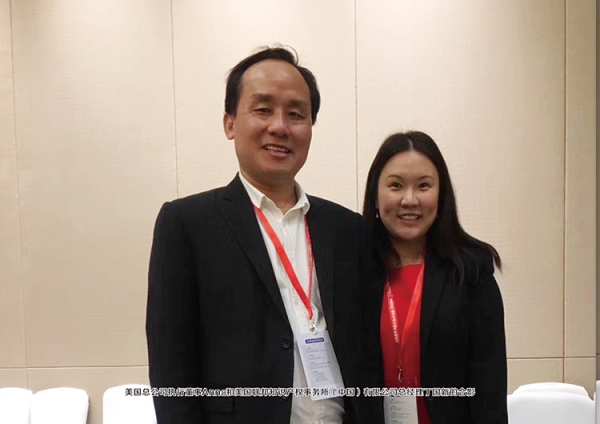 美国总公司执行董事Anna和美国联邦知识产权事务所(中国)有限公司总经理丁国新的合影