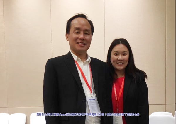美国总公司执行董事Anna和美国联邦知识产权事务所(中国)有限公司总经理丁国新的合影